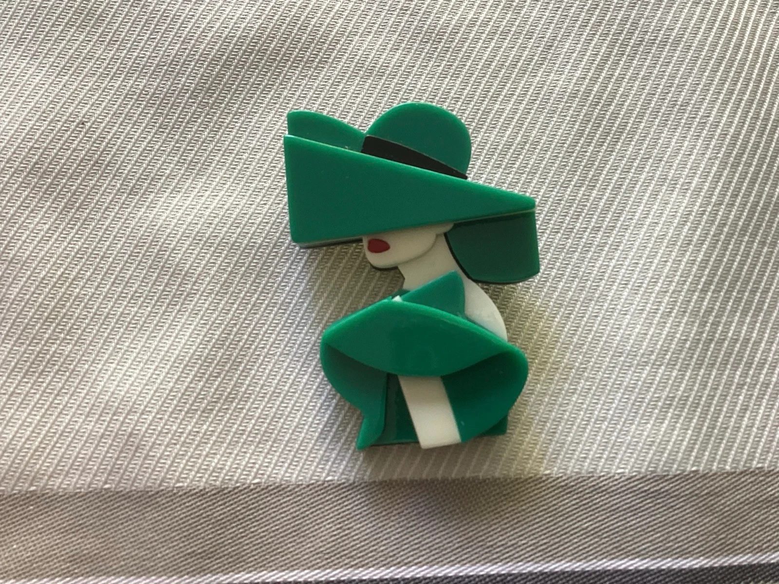 Superbe broche en Bakélite jamais utilisée 